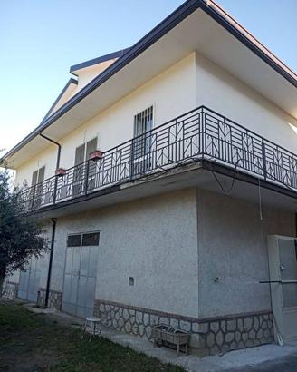 Villa di 300 m² con più di 5 locali e box auto dop