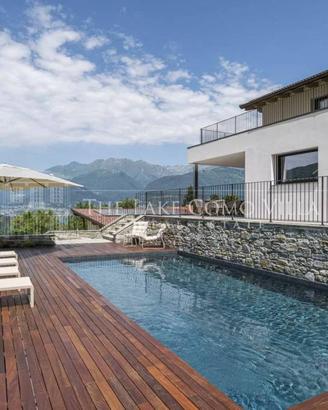 Villa di 390 m² con più di 5 locali e box auto a C
