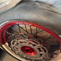 Smembro pezzi moto-gomme