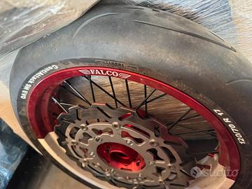 Smembro pezzi moto-gomme