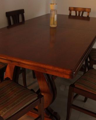 Tavolo in legno allungabile con 6 sedie