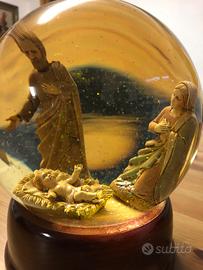 Sfera di Natale con presepe e carillon