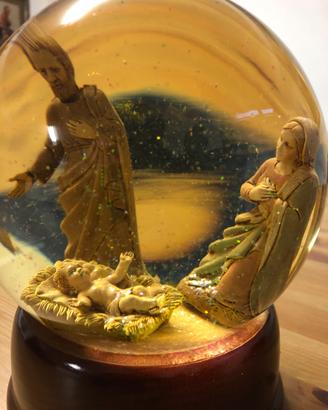 Sfera di Natale con presepe e carillon