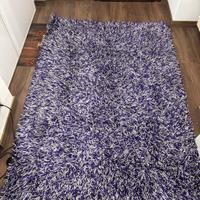 Tappeto shaggy viola e bianco