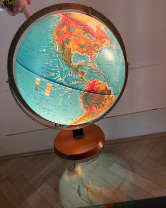 Mappamondo che si illumina