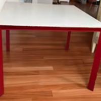 Tavolobianco e rosso piu 4 sedie rosse