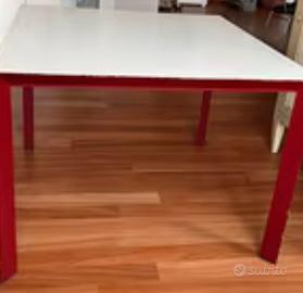Tavolobianco e rosso piu 4 sedie rosse