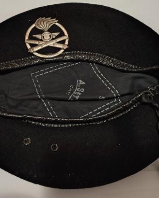 Basco nero esercito anni '80 con fregio.