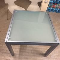 Tavolo con piano in vetro allungabile