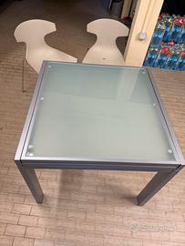 Tavolo con piano in vetro allungabile
