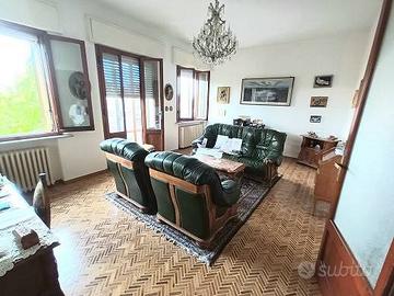 Villa di 373 m² con più di 5 locali e box auto a R