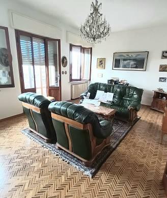 Villa di 373 m² con più di 5 locali e box auto a R