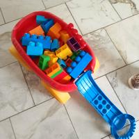 carriola con costruzioni mega bloks 