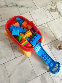 carriola con costruzioni mega bloks 