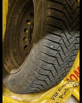 Gomme neve Yaris Sol 185/60 R15 montate su cerchi