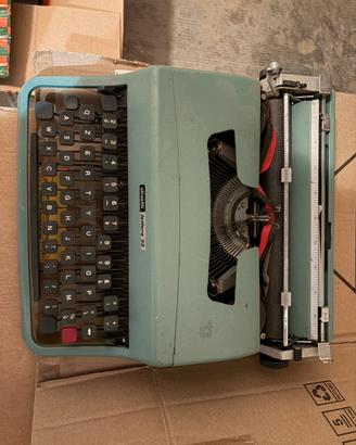 Macchina da scrivere olivetti lettera 32