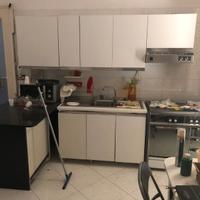 Piano lavoro in marmo nero, per cucina.