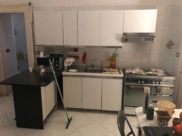 Piano lavoro in marmo nero, per cucina.