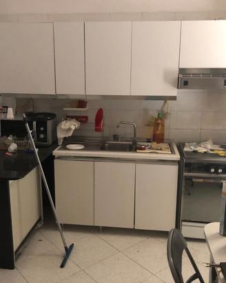 Piano lavoro in marmo nero, per cucina.