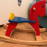 Cavallo a dondolo in legno