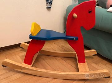 Cavallo a dondolo in legno