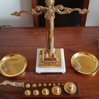 Bilancia antica in ottone con pesi