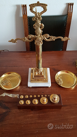 Bilancia antica in ottone con pesi