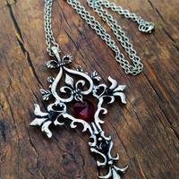 Collana con Croce e Rubino a Cuore Stile Goth Dark