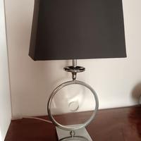 Lampada da tavolo francese con paralume nero.