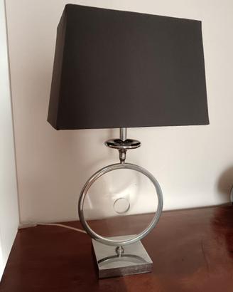 Lampada da tavolo francese con paralume nero.