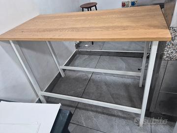 4 sgabelli alti  ikea e due tavoli