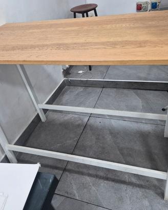 4 sgabelli alti  ikea e due tavoli