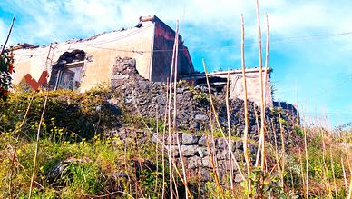 Rustico da restaurare in toto con terreno mille mq