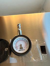 Misuratore pressione pneumatici