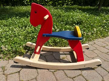 Cavallino a dondolo in legno