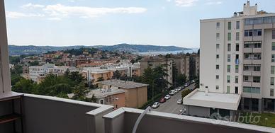 Trilocale arredato con balcone in zona Valmaura