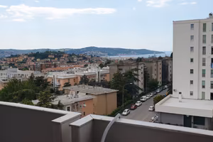Trilocale arredato con balcone in zona Valmaura
