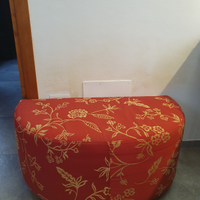 Pouf rosso e oro, forma a D