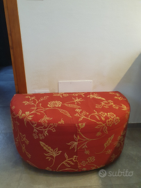 Pouf rosso e oro, forma a D