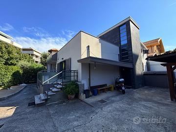 PE 351 Villa singola con corte, garage e tettoia