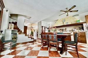 VILLA A SCHIERA A CAERANO DI SAN MARCO