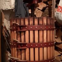 Torchio,tinello, pigiatrice e pompa per verderame.