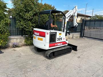 E152 Escavatore 25Q Bobcat 325