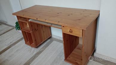 SCRIVANIA IN LEGNO PREGIATO