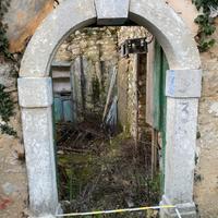 Portone antico in pietra 