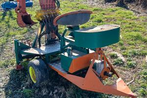 Mini escavatore trainato