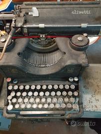 macchina da scrivere da collezione Olivetti 