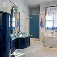 Arredo bagno moderno blu con lavabo in vetro