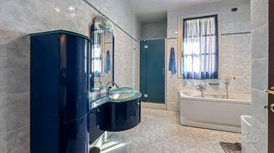 Arredo bagno moderno blu con lavabo in vetro