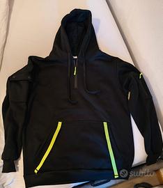 felpa nera con cappuccio 